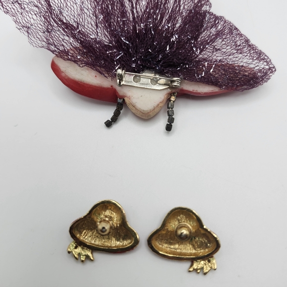 Member of the red hat lady society? Or do you enjoy hats? Gold tone & artisan - Picture 5 of 6